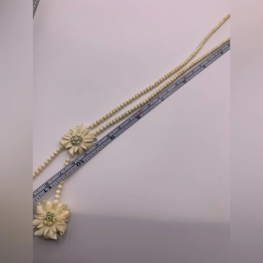Vintage carved bone flower necklace - Picture 5 of 5